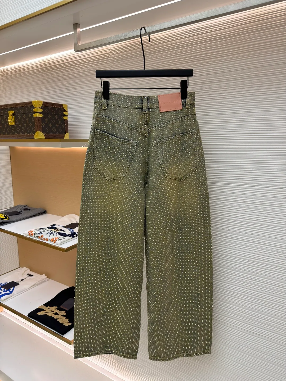 Acne Studios Year of the Snake limited edition full-diamond jeans ●Item number: 1681289-B45 ●Material: denim fabric ●Technology: hot-drilled production ●Color: olive green ●Version: loose fit ●Weight: about 1060 grams ●Size: XS-S-M-L-XL-XXL ●Description: Fabric treatment: Made of denim fabric, after washing process, it presents a unique olive green tone and distressed texture, making the pants more retro style. Cutting and sewing: Cut with a straight version and spliced ​​with a professional sewing machine. Key parts such as the crotch are reinforced with double-thread seams to ensure a solid structure. Diamond jewelry selection: Choose exquisite rhinestones and arrange them through designs to create a full-diamond effect, enhancing the visual magnificence. Fixing process: Using ultrasonic machine high-temperature hot-drilling process, with precise temperature control, the rhinestones are firmly attached to the denim fabric, ensuring that they will not fall off easily after machine washing. The overall wiring is straight and delicate, the fabric is comfortable and soft, and the color is consistent without color difference. It can be matched with the same style to create a fashionable look and control various occasions. Customized accessories, complete with three standards, same style for men and women!
